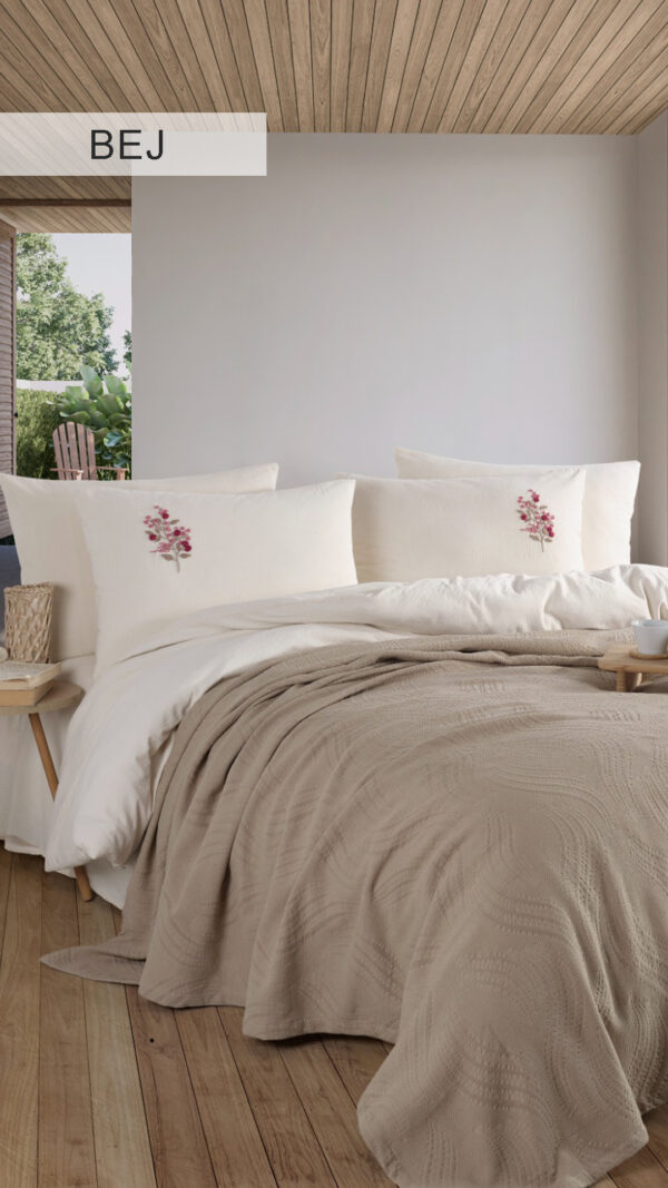Royal Crest Double Pique Set with Duvet Cover - Image 6