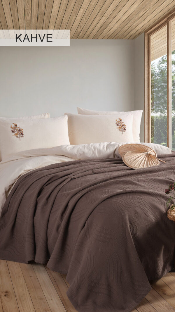Royal Crest Double Pique Set with Duvet Cover - Image 3