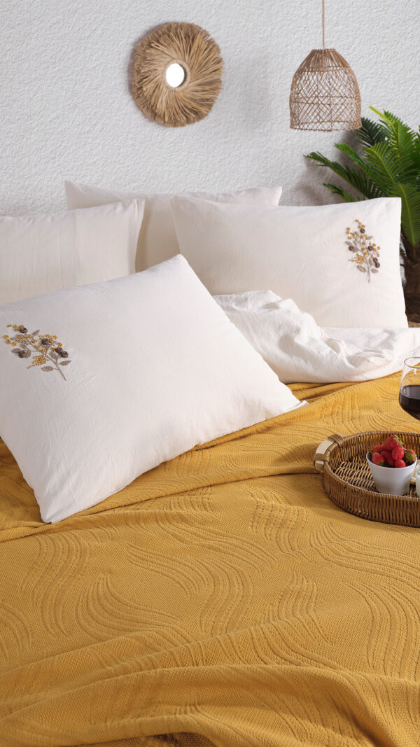 Royal Crest Double Pique Set with Duvet Cover - Image 2
