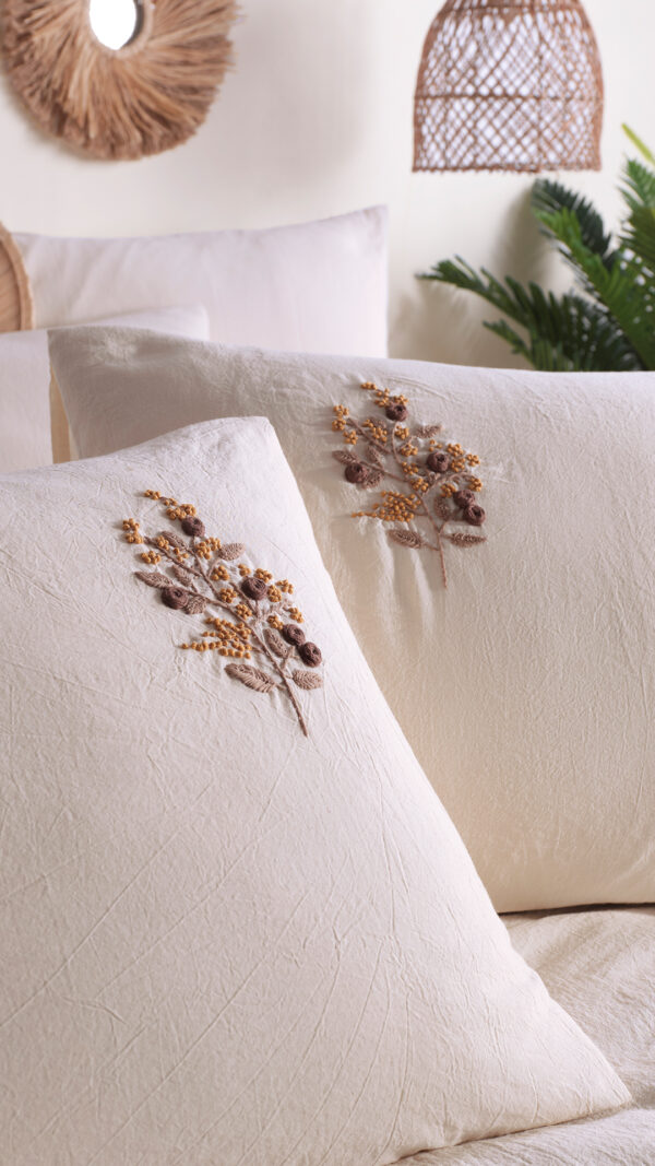 Royal Crest Double Pique Set with Duvet Cover - Image 5